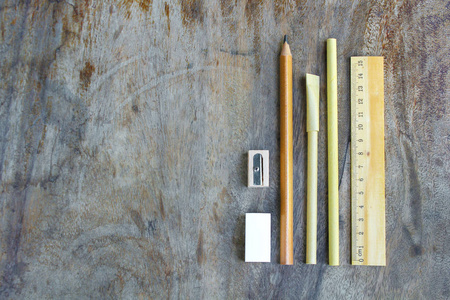 一套木制书写工具，铅笔，笔，尺子，橡皮擦，笔刀和书