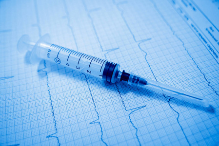 医学背景注射器在心脏造影上照片