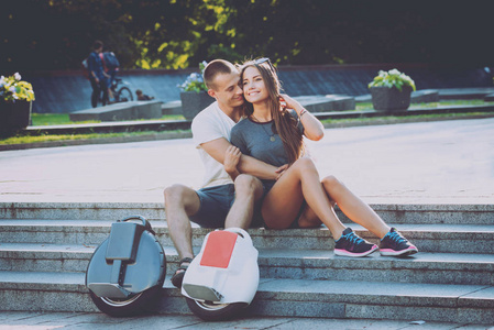 年轻的高加索夫妇在公园里骑着赛格威。