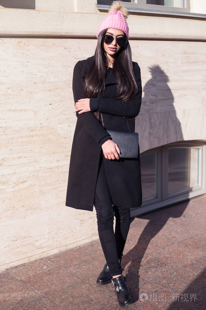 户外全身肖像年轻美丽快乐微笑女孩在街上摆姿势模特看着相机穿着时尚