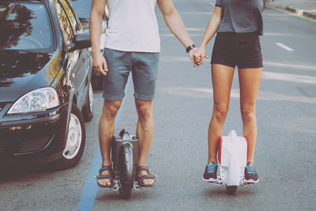 年轻的白种人夫妇骑着赛格威穿过城市