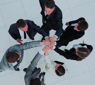 顶视图的商界人士与他们在一起围成一圈的手