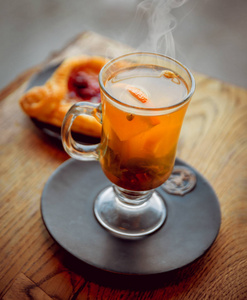 木制桌子上放橙色热凉茶