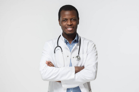 英俊的非洲裔美国医生的横向肖像图片隔离在白色背景与听诊器周围的颈部显示自信的微笑准备帮助病人应对健康问题