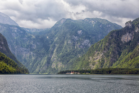 Konigssee 附近的德国贝希特斯加登周围的垂直山脉