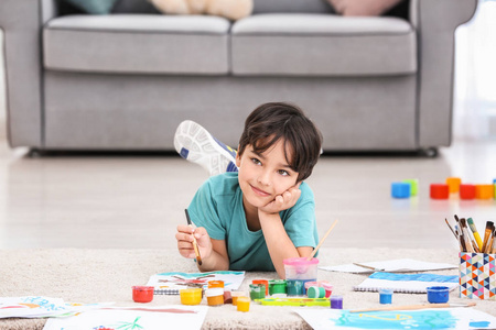 外国小男孩画画图片