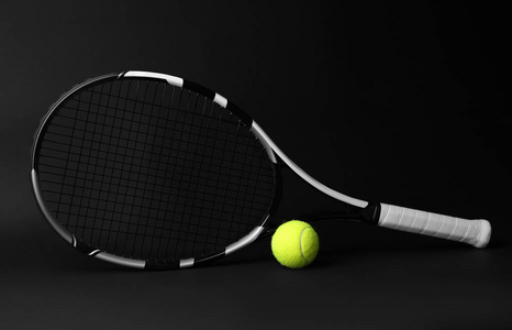 网球拍和黑暗背景下的球