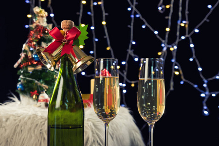两个香槟眼镜和火花, 圣诞假期背景