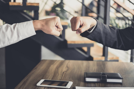 合作拳头合作伙伴合作, 给与打招呼的拳头照片