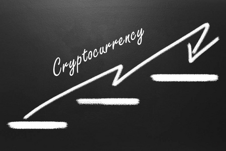 Cryptocurrency 价格上涨图在黑板上绘制