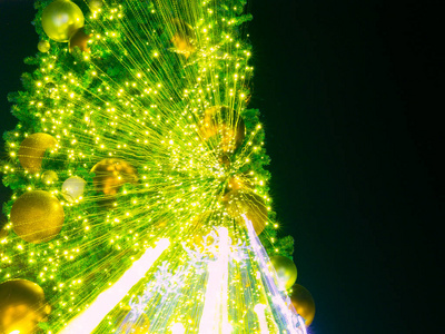 变焦突发光模糊图像人工松树圣诞树Bokeh的LED装饰光离焦背景和纹理圣诞夜新年聚会假期和庆祝