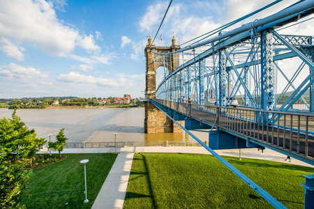 位于俄亥俄州辛辛那提市的斯梅尔河畔公园，旁边是约翰一座罗布林吊桥