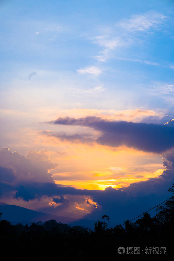 山上黄昏的天空照片-正版商用图片10gn9z-摄图新视界