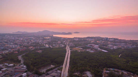 普吉岛萨帕宁海上空的风景日出。 这座新桥很舒服，可以去萨帕宁海