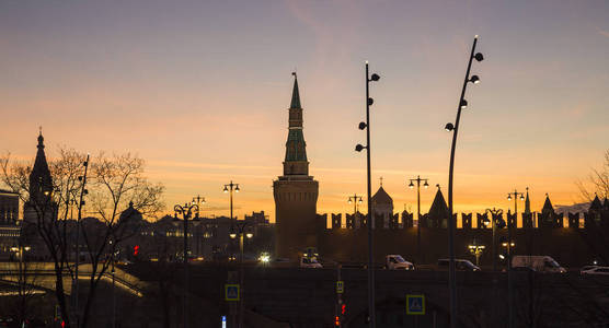 莫斯科克里姆林宫晚上从位于俄罗斯莫斯科红场附近的新扎里亚德公园城市公园观看