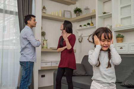设计中为家庭问题和不幸的概念争吵哭泣的婴儿与父母愤怒的婴儿在哭