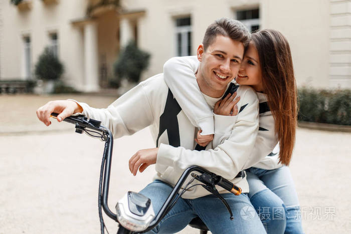 情侣骑车抱着图片图片