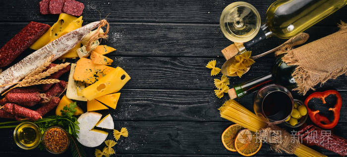 什锦奶酪香肠葡萄酒，传统香料和新鲜蔬菜的木制背景。 奶酪布里蓝奶酪Gorgonzola Fuete Salami。 意大利和西班