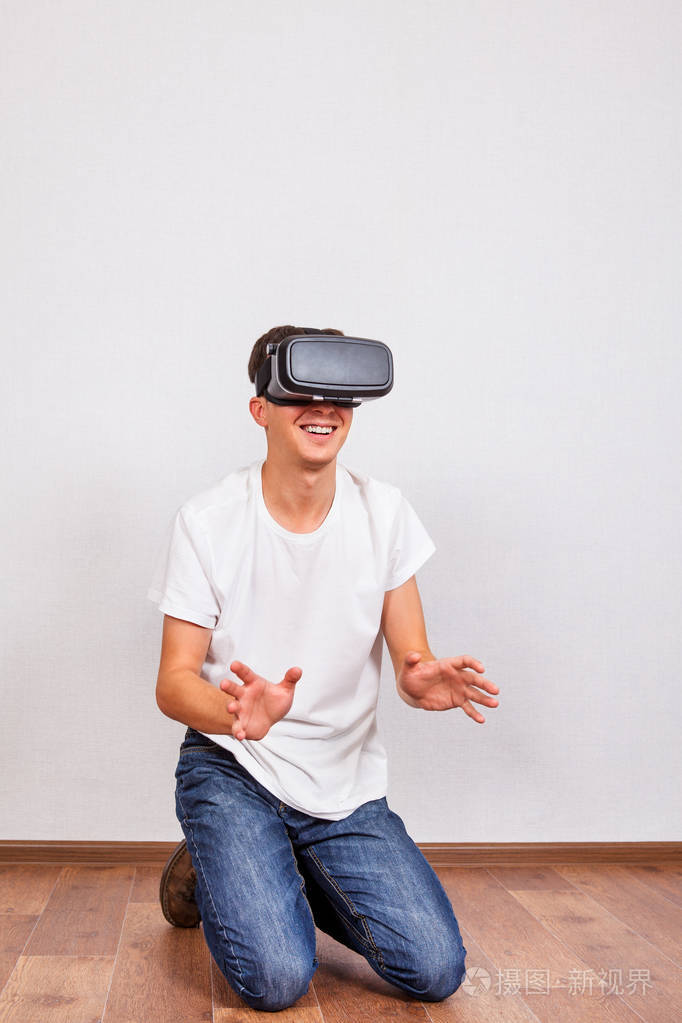 在vr眼镜的年轻男子