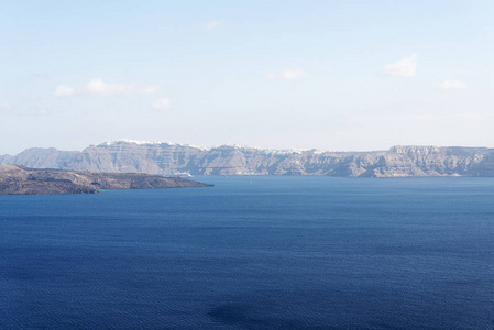 俯瞰希腊圣托里尼岛的全景风景
