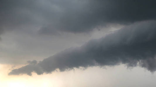 泰国多雨前的戏剧性黑云