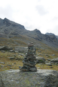 在平衡罗莎山脉周围的石头图片