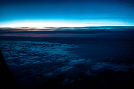 云层上方飞行。查看从飞机