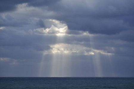 意大利，西西里，地中海，冬季西西里海峡的暴风雨云