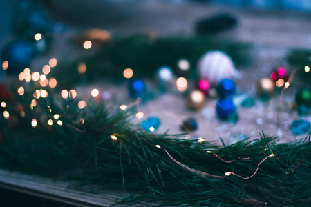 圣诞节装饰品在木背景与一棵圣诞树的分支