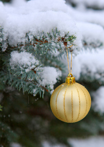 圣诞球悬挂在冷杉树枝上。圣诞背景