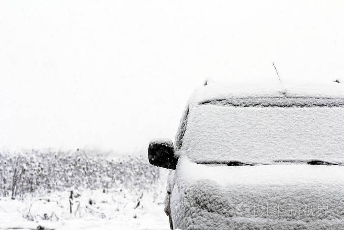 冬天降雪时, 街上一辆汽车的细节