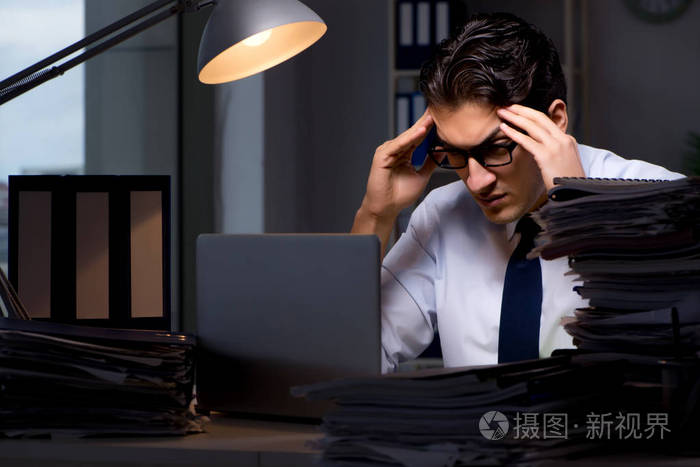 年轻的生意人加班工作到深夜