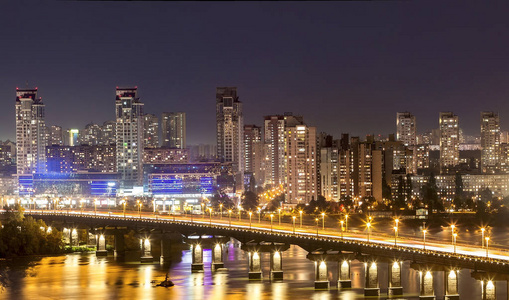 基辅 基辅 城市, 乌克兰首都在 Dni 旁边的夜晚