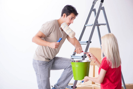 家庭装修中的年轻人做粉刷工作
