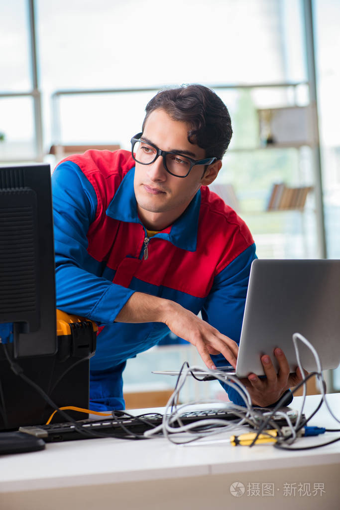 计算机修理工在it车间维修计算机的工作