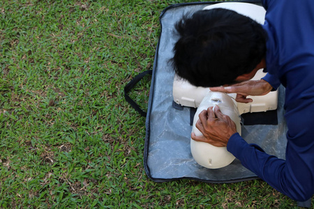 导师正在训练抢救和 Cpr 急救和生命谷