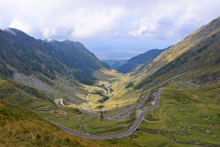 罗马尼亚喀尔巴阡山山的道路