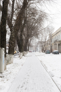 镇上被雪覆盖的道路