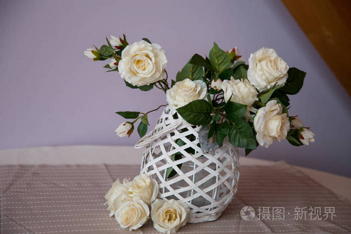 餐桌中央白玫瑰的插花