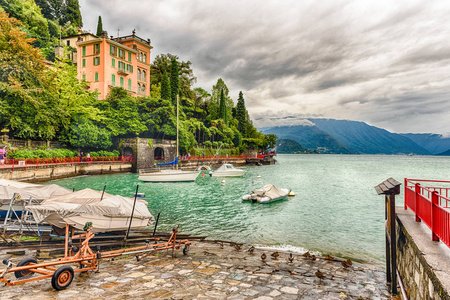 Varenna 的风景如画的村庄在科莫湖, 意大利