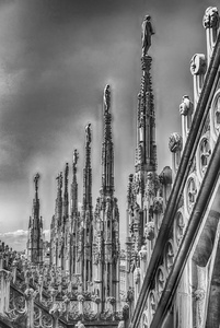 意大利米兰的哥特式大教堂的斯皮尔斯和雕像