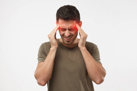 按手指到寺庙, 关闭眼睛, 以减轻痛苦与无奈的脸表达照片