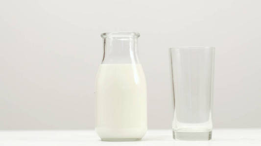 牛奶玻璃瓶乳品饮料健康生活方式