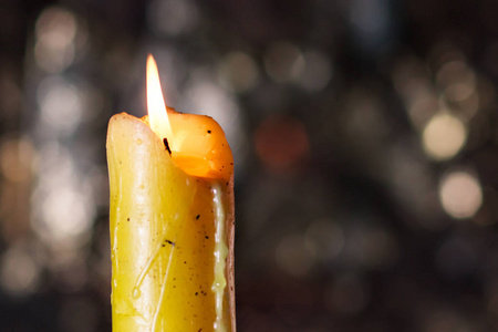 老蜡烛烧在深色背景上照片