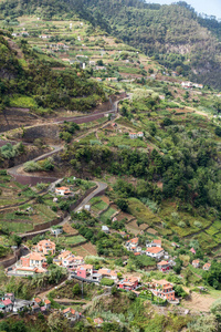 索维森特周围的村庄和梯田种植。 葡萄牙马德拉岛北岸