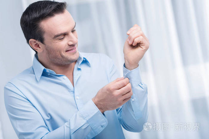 精力充沛的人正在准备工作