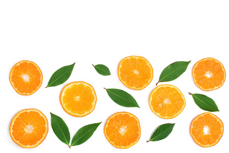在白色背景上有叶子的柑橘切片, 文本的复制空间。平躺, 顶部视图
