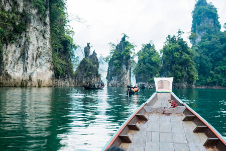 在姚照东兰水坝或 Ratchaprapa 水坝, 考索国家公园, 素叻他尼, 泰国的长尾船在山和清水中