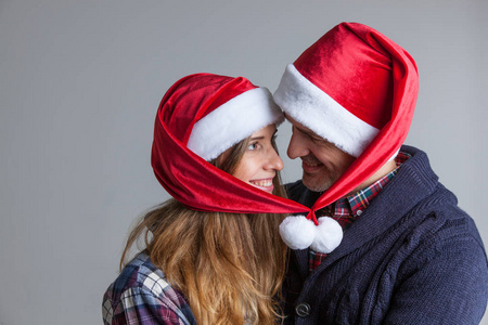 幸福的夫妇，在圣诞老人的帽子