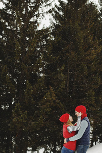 在冬季公园户外的年轻快乐情侣